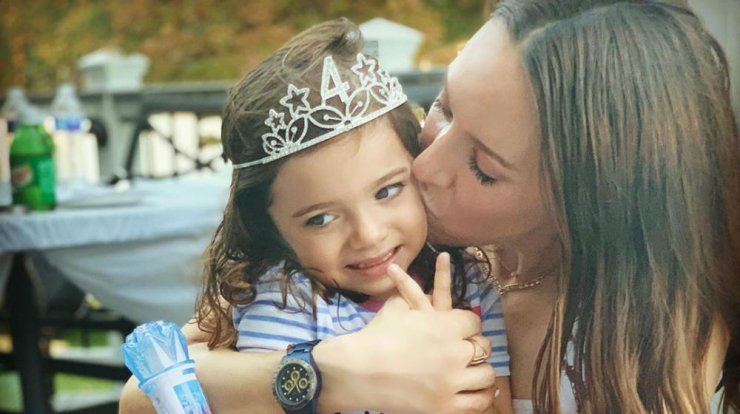 Καλομοίρα: Δείτε την κόρη της να κάνει πρόταση γάμου στον... πατέρα της [βίντεο]