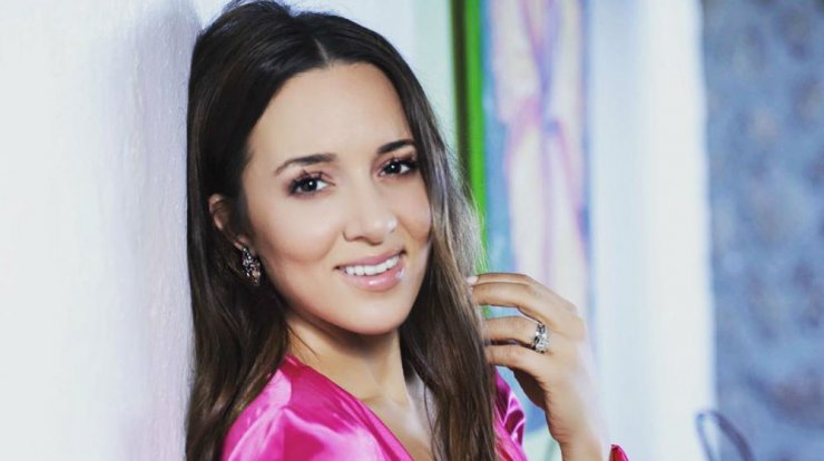 Καλομοίρα: Η κόρη της ποζάρει φορώντας τα ψηλοτάκουνα της και μας ενθουσίασε [εικόνες]