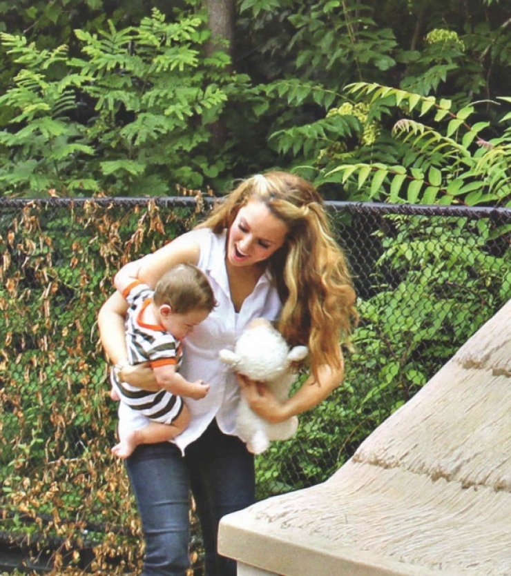 Καλομοίρα: Με τους οκτώ μηνών γιους της στην παιδική χαρά!