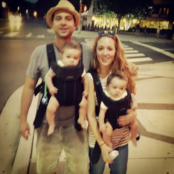 Η Καλομοίρα φωτογραφίζεται με τα μωρά της στους δρόμους της Αμερικής