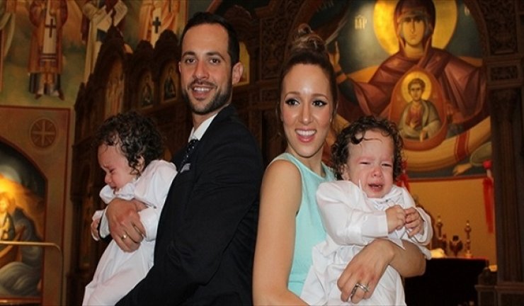 Η Καλομοίρα βάφτισε τα δίδυμα της!