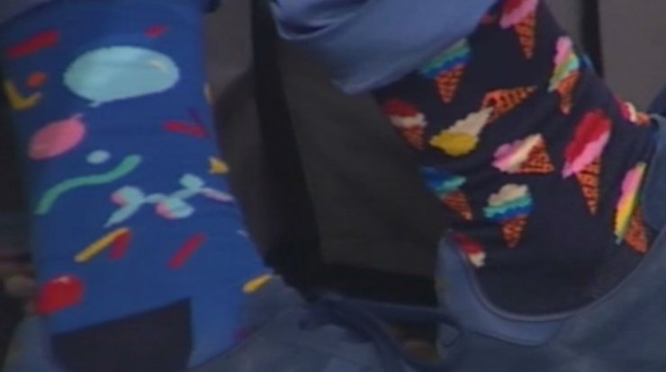 Καλεσμένος στο “Όλα Καλά” πήγε στο πλατό με δύο διαφορετικές κάλτσες! [βίντεο]