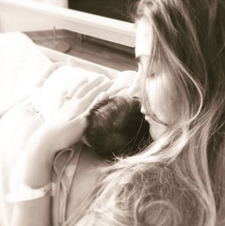 Δέσποινα Καμπούρη: Βόλτα στην αυλή του σπιτιού της με τη νεογέννητη κορούλα της αγκαλιά!