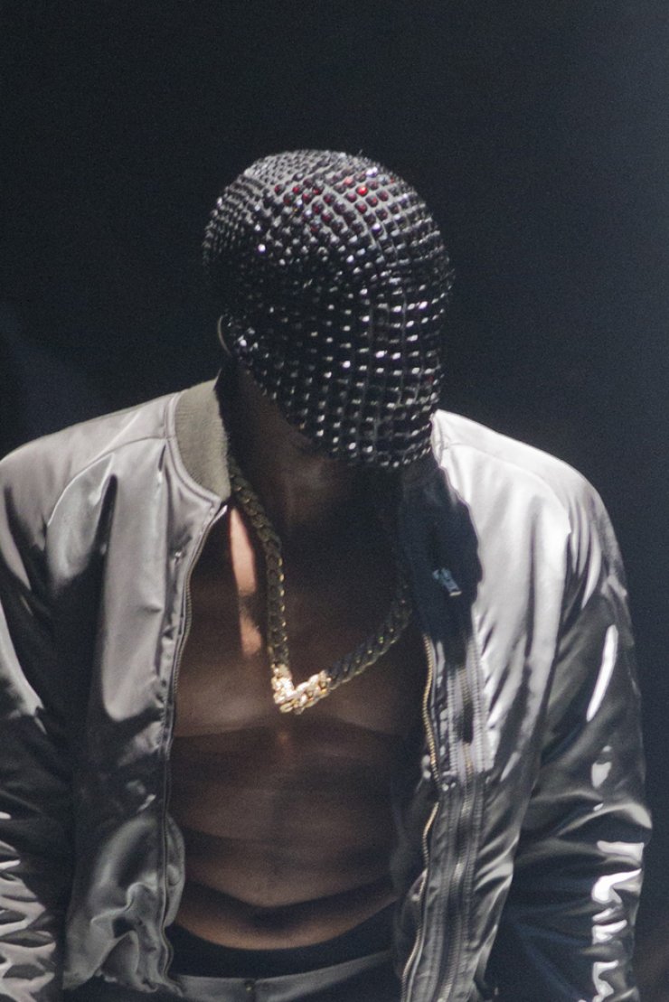 Ποιος διάσημος τραγουδάει με μάσκα στο πρόσωπο;