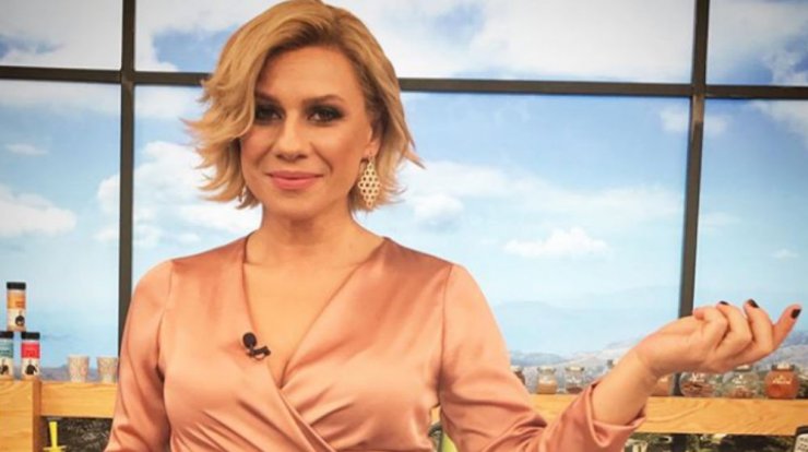 Κατερίνα Καραβάτου: Την είδαμε στο λούνα παρκ μαζί με τα παιδιά της [εικόνες]