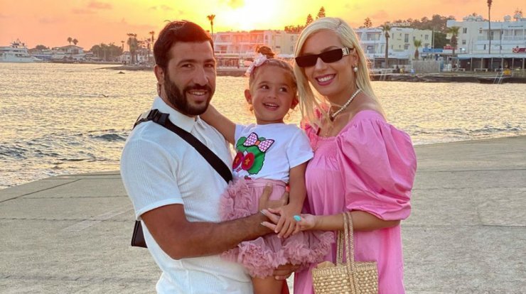 Νεοκλής Σκουρουμούνης – Άντρη Καραντώνη: Στιγμιότυπα από το πάρτι γενεθλίων της Αργυρώς [εικόνες & βίντεο]