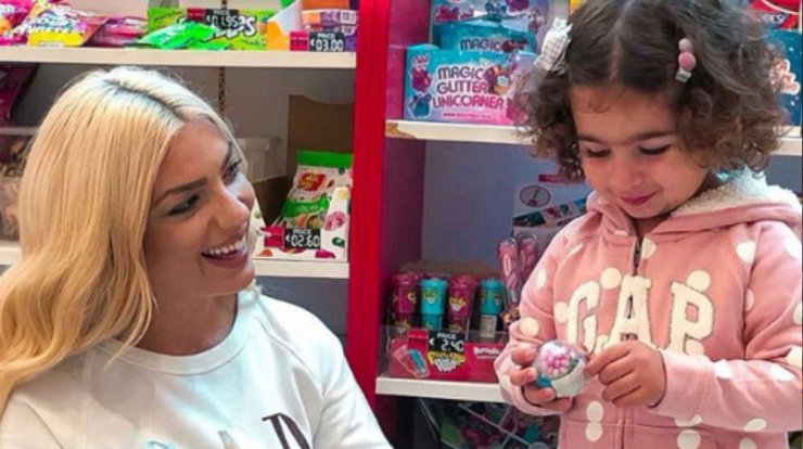 Άντρη Καραντώνη: Μας έδειξε την κόρη της στην αγκαλιά του προπάππου της