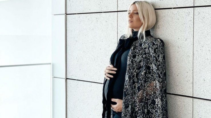 Άντρη Καραντώνη: Ποζάρει με crop top στον 7ο μήνα της εγκυμοσύνης της και μας δείχνει τη φουσκωμένη της κοιλίτσα!