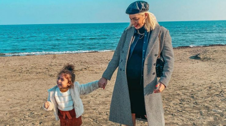 Άντρη Καραντώνη: Η μικρή Αργυρώ κάνει "πρόβα" λίγο πριν υποδεχθεί την αδερφούλα της [βίντεο]