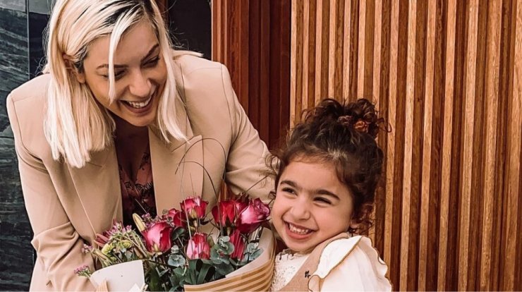 Άντρη Καραντώνη: Μας έδειξε τις δύο κόρες της να κοιμούνται πλάι πλάι