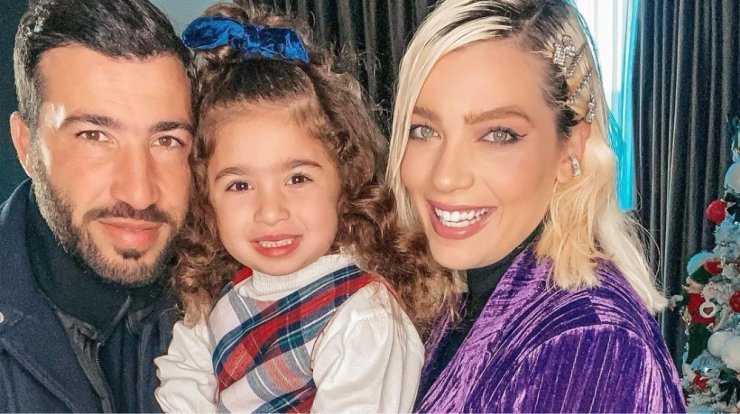 Σκουρουμούνης - Καραντώνη: Επέλεξαν νονό για την κόρη τους [εικόνα]