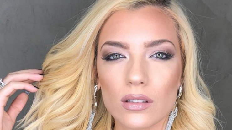 Άντρη Καραντώνη: Μετράει το στήθος και μας το δείχνει στο instagram 