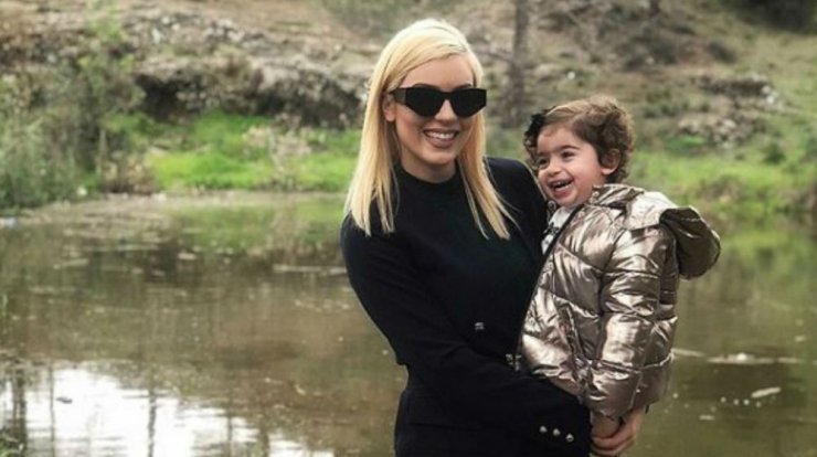 Άντρη Καραντώνη: Η μικρή Αργυρώ τραγουδάει πρώτη φορά στα κυπριακά και τη λατρέψαμε! [βίντεο]