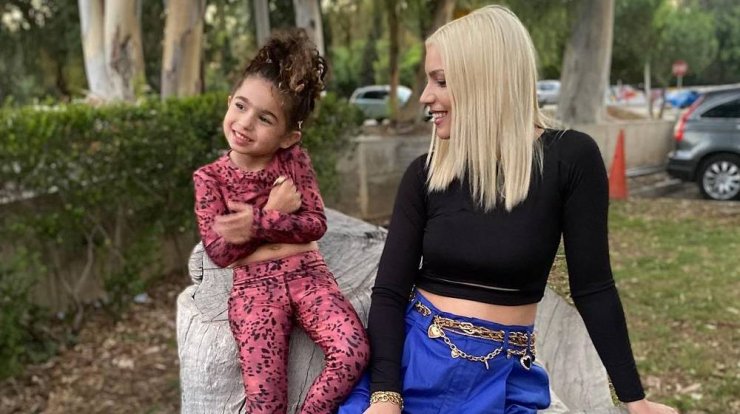 Άντρη Καραντώνη: Η κόρη της Αργυρώ στο ατελιέ της Έφης Παπαϊωάννου να επιλέγει φόρεμα! [βίντεο]