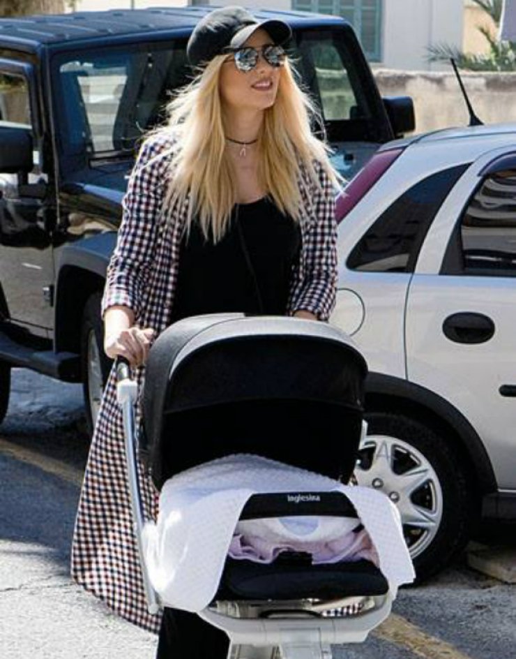 Άντρη Καραντώνη: Οι φωτογραφίες με την κορούλα της που "έλιωσαν" το instagram το 2016!