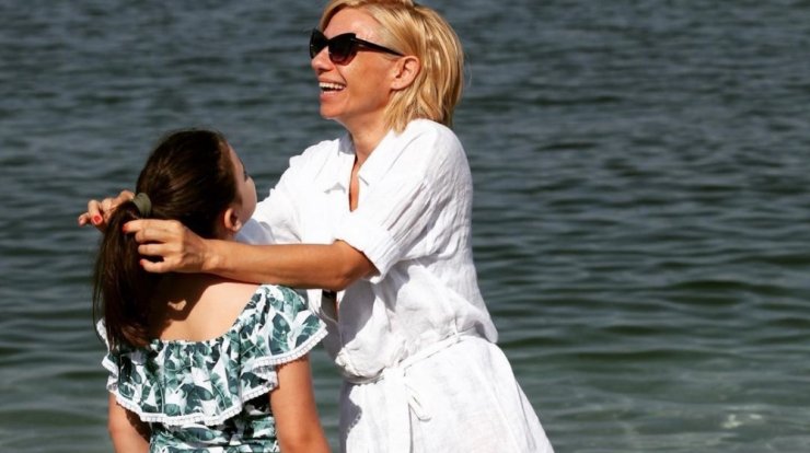 Κατερίνα Καραβάτου: Το σημείωμα που άφησε η κόρη της και το μοιράστηκε μαζί μας [εικόνες]