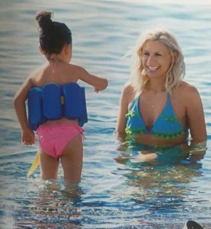 Κατερίνα Καραβάτου: Η εντυπωσιακή εμφάνισή της με μπικίνι, παρέα με την κόρη της