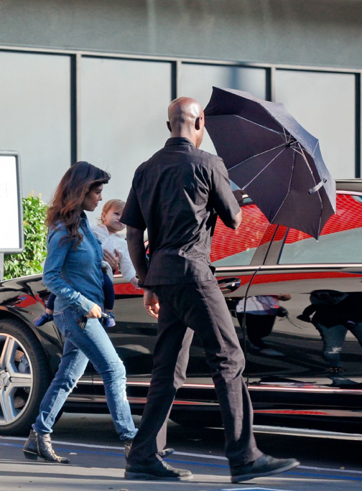 Μέχρι και βοηθό για σκιά έχουν οι Kardashians!