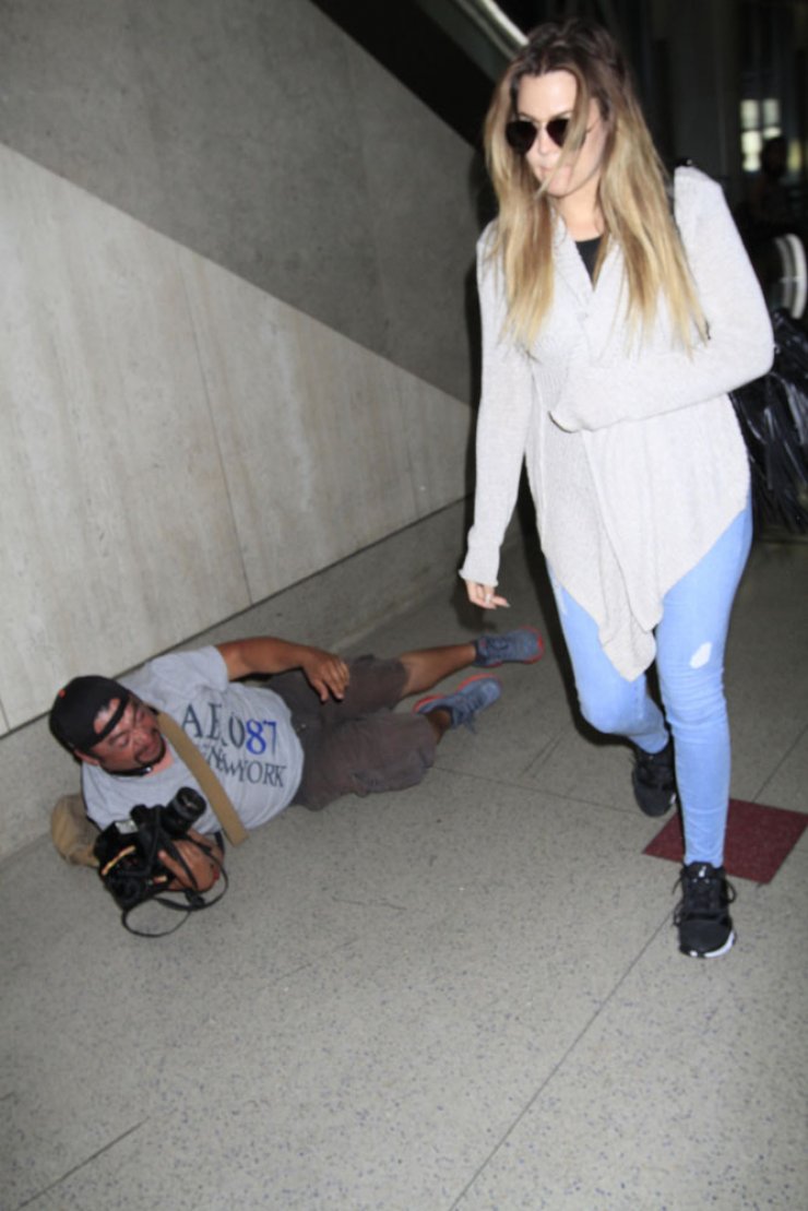 Μέχρι και στα πόδια της έπεσε για χάρη της [εικόνες]