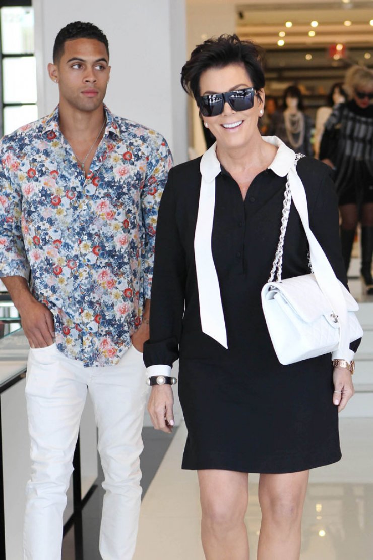 Η μαμά Kardashian ερωτευμένη με πολύ νεότερο άντρα; [εικόνες]