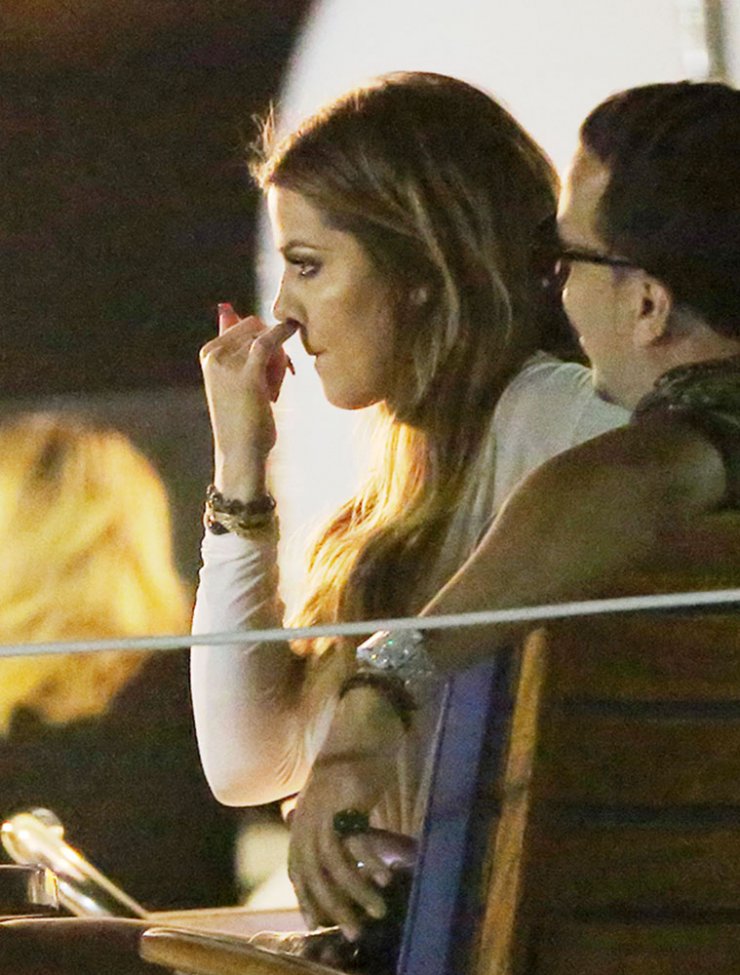 Απίστευτο! Η Kadrashian σκαλίζει τη μύτη της δημοσίως [εικόνες]