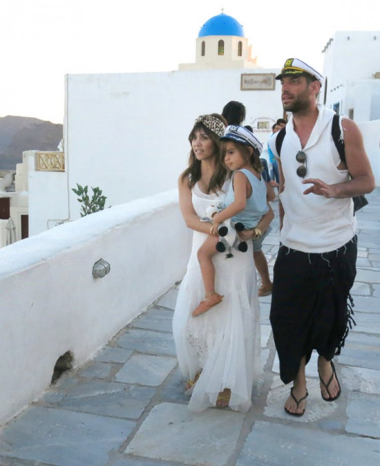 Δείτε την Kardashian στα στενάκια της Σαντορίνης