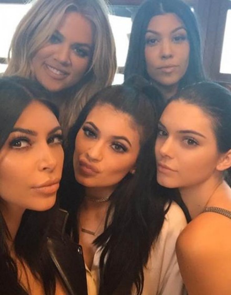 Πως κατάφεραν οι αδερφές Kardashian να αγαπήσουν το σώμα τους;