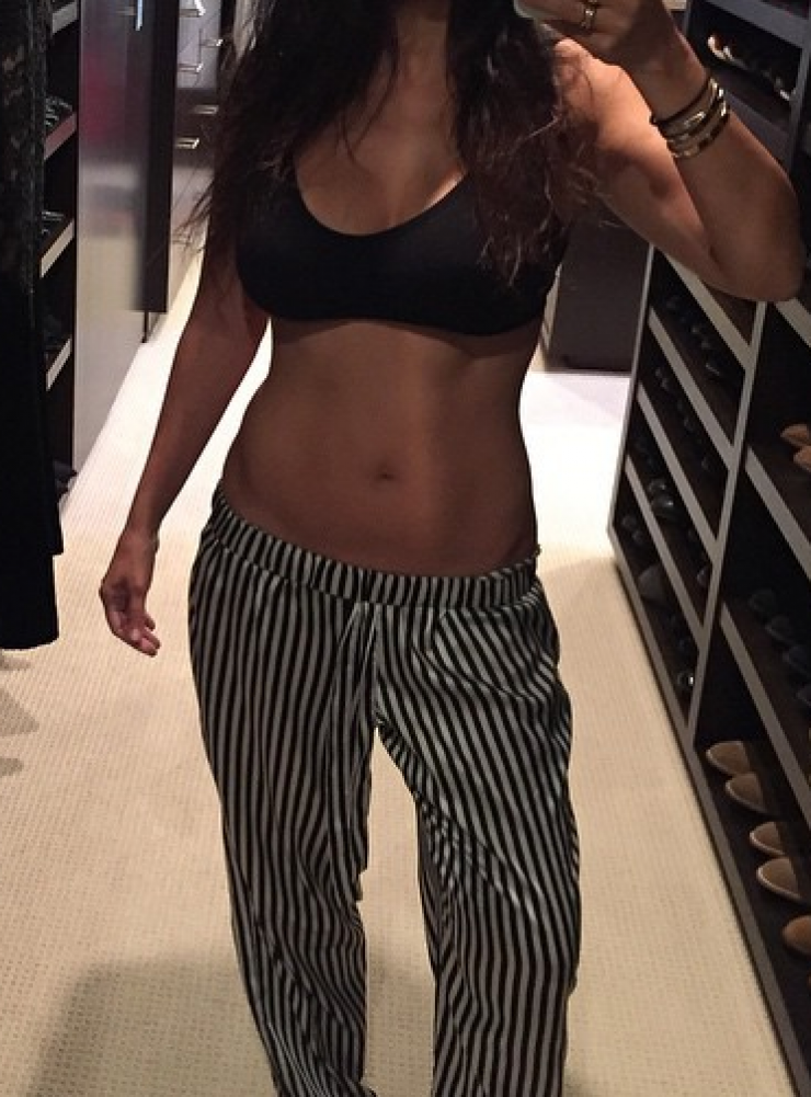 Ποια διάσημη έχει αυτούς τους κοιλιακούς λίγο καιρό μετά τη γέννα;