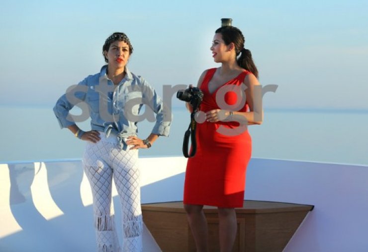 Η Kim Kardashian με κόκκινο φουστάνι φωτογραφίζει το ηλιοβασίλεμα