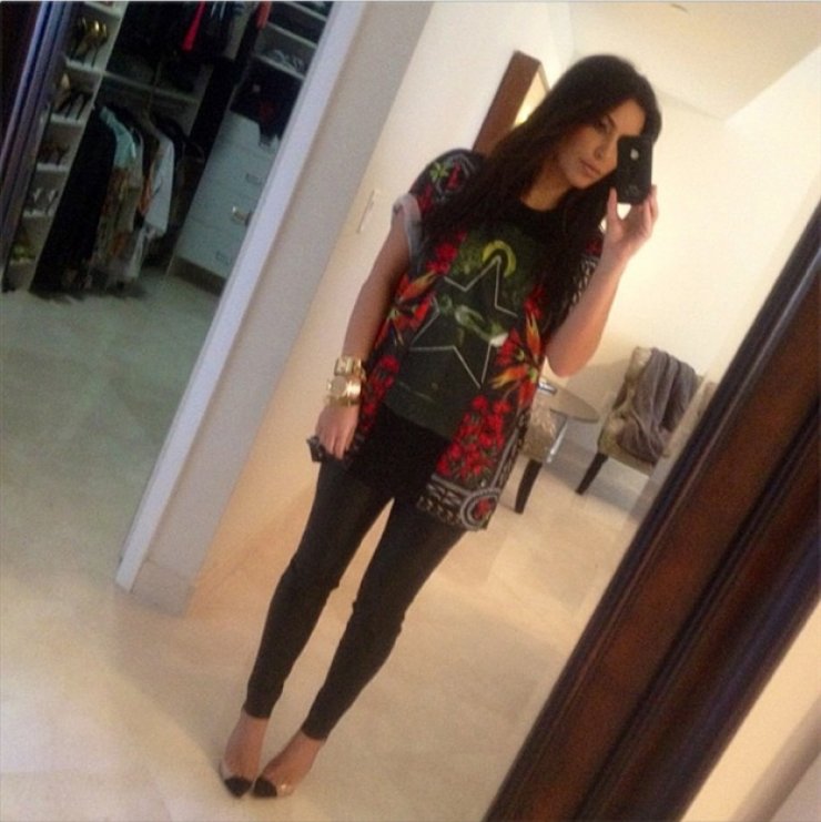 Kim Kardashian: Φωτογραφίζεται και ενημερώνει τους followers της για τα outfits της