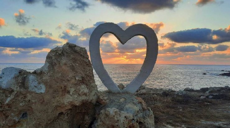 Μάθε που θα βρεις τη νέα instagrammable καρδιά στο νησί με φόντο το ηλιοβασίλεμα