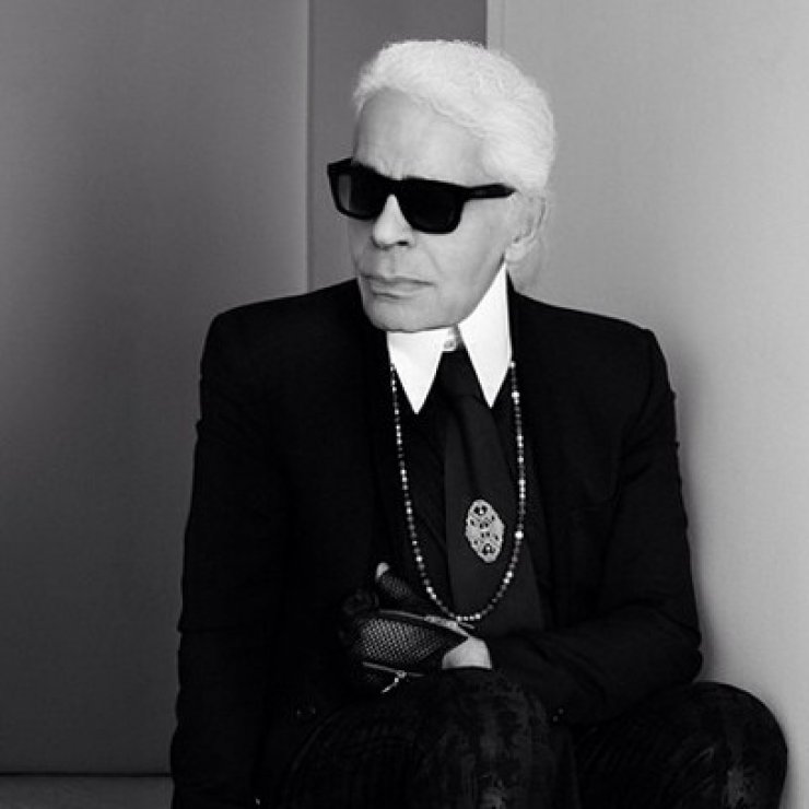 O Karl Lagerfeld "αναλαμβάνει" τη Barbie