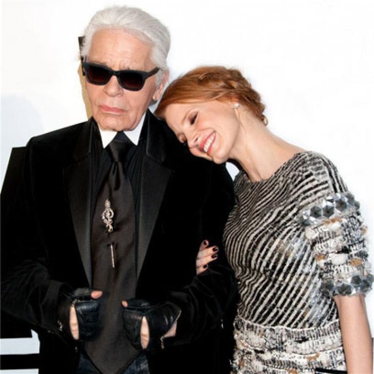 H Jessica Chastain παίρνει συνέντευξη από τον Karl Lagerfeld 