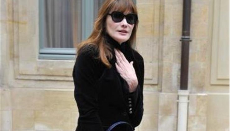 Κάρλα Μπρούνι: «Εγώ δεν ανεβαίνω σε σκούτερ»