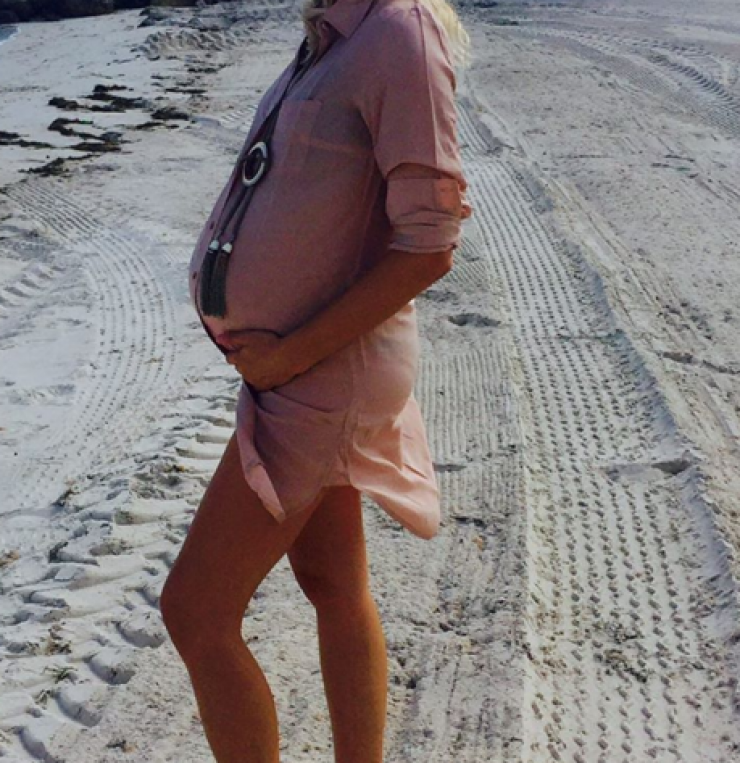 Πασίγνωστο μοντέλο ποζάρει με μαγιό λίγο πριν γίνει μανούλα για δεύτερη φορά