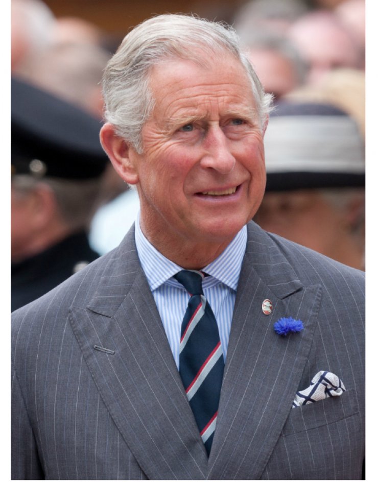 Σάλος στο παλάτι με τις καυτές φωτογραφίες του πρίγκιπα Κάρολου να φιλάει στο στόμα ένα νεαρό άντρα!