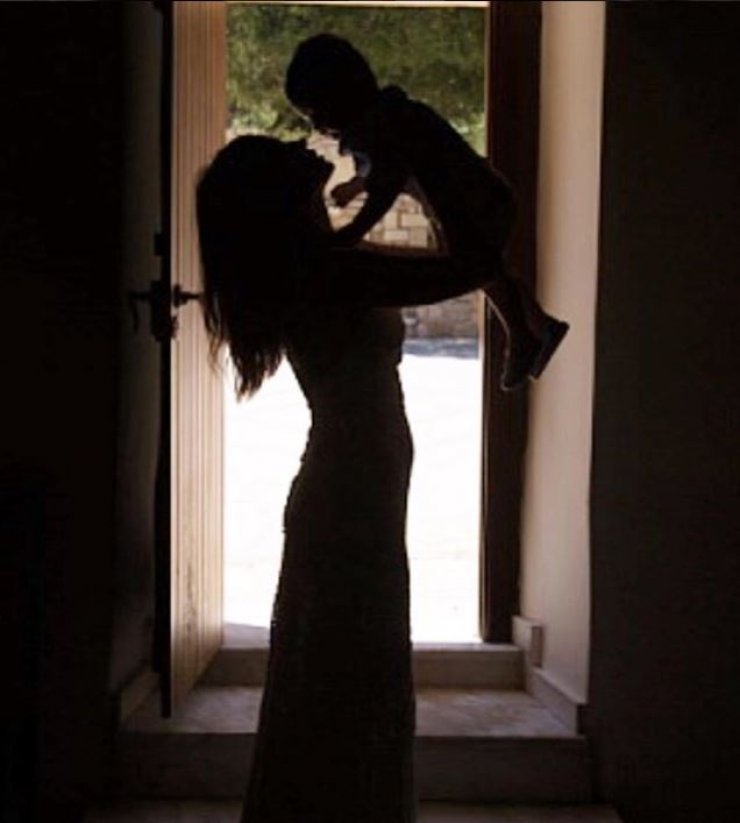 Ελληνίδα παρουσιάστρια ποζάρει με φουσκωμένη κοιλίτσα λίγες μέρες πριν τη γέννα του δεύτερου παιδιού της [εικόνα]