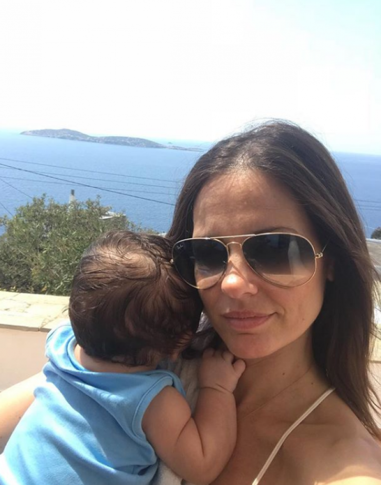 Ελένη Καρποντίνη: Μας έδειξε το σώμα της με μαγιό δύο μήνες μετά τη γέννηση του γιου της!