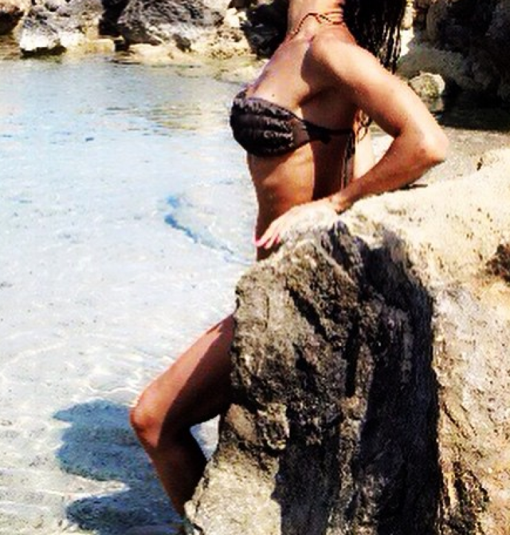 Η σέξι πόζα με μαγιό συζύγου Κύπριου επιχειρηματία!