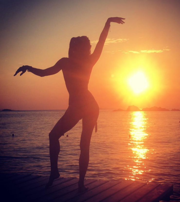 Η σύζυγος επώνυμου Κύπριου έβαλε φωτιά στο instagram με τη σέξι σιλουέτα της με μαγιό!