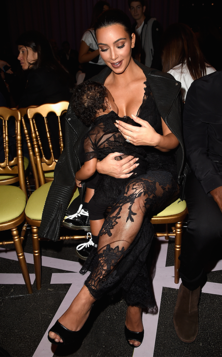 H North West παρακολούθησε ακόμα ένα show από την πρώτη σειρά