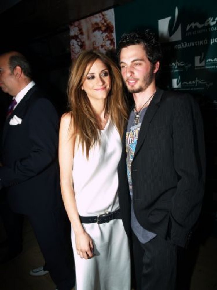 Ο Θανάσης Πανουργιάς παίζει basket και η Σοφία Καρβέλα τον φωτογραφίζει!