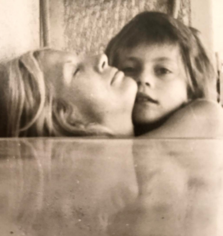 Δεν πάει το μυαλό σας! Ποια κούκλα Ελληνίδα ηθοποιός είναι το κοριτσάκι στη φωτογραφία;