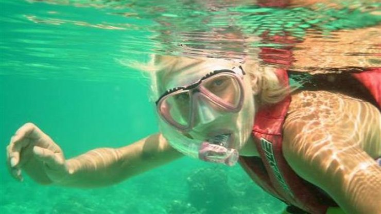 Ελληνίδα ηθοποιός κάνει καταδύσεις στον 5ο μήνα εγκυμοσύνης της