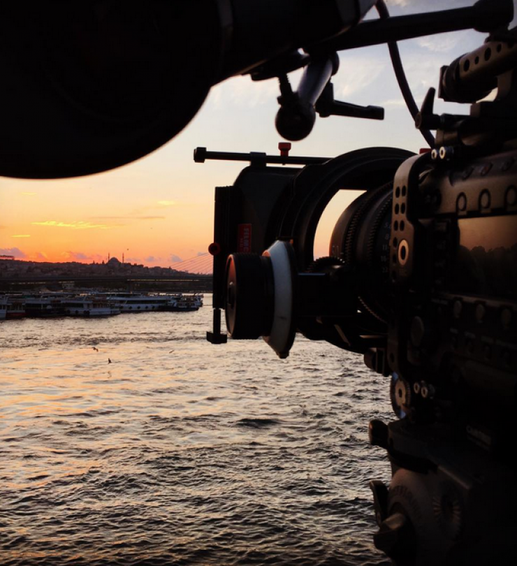 3 πόλεις, 200 σκηνές, 6 πτήσεις και 130 ώρες γυρισμάτων για την πιο φιλόδοξη κυπριακή σειρά