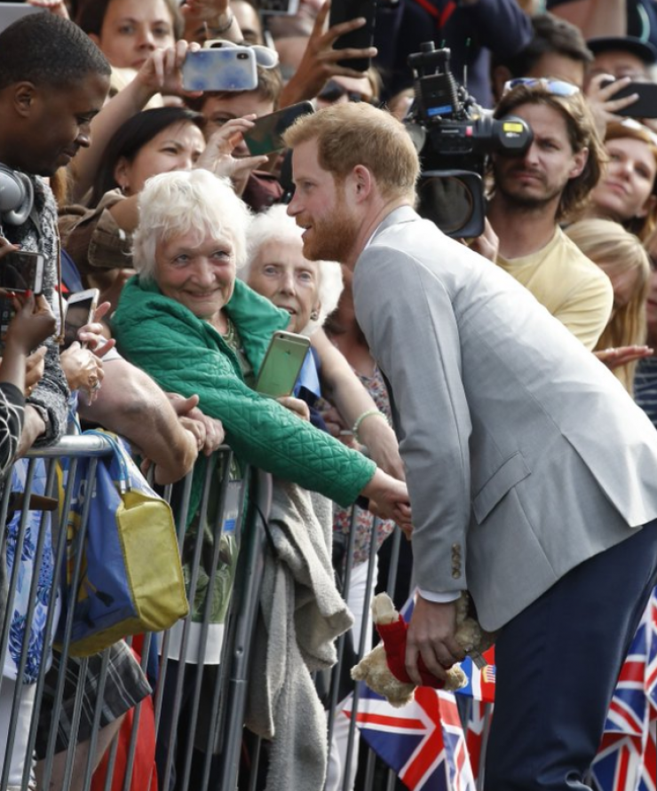 Εκατοντάδες κόσμου κατασκήνωσαν έξω από το κάστρο Windsor περιμένοντας το γάμο του Πρίγκιπα Harry και της Meghan Markle!