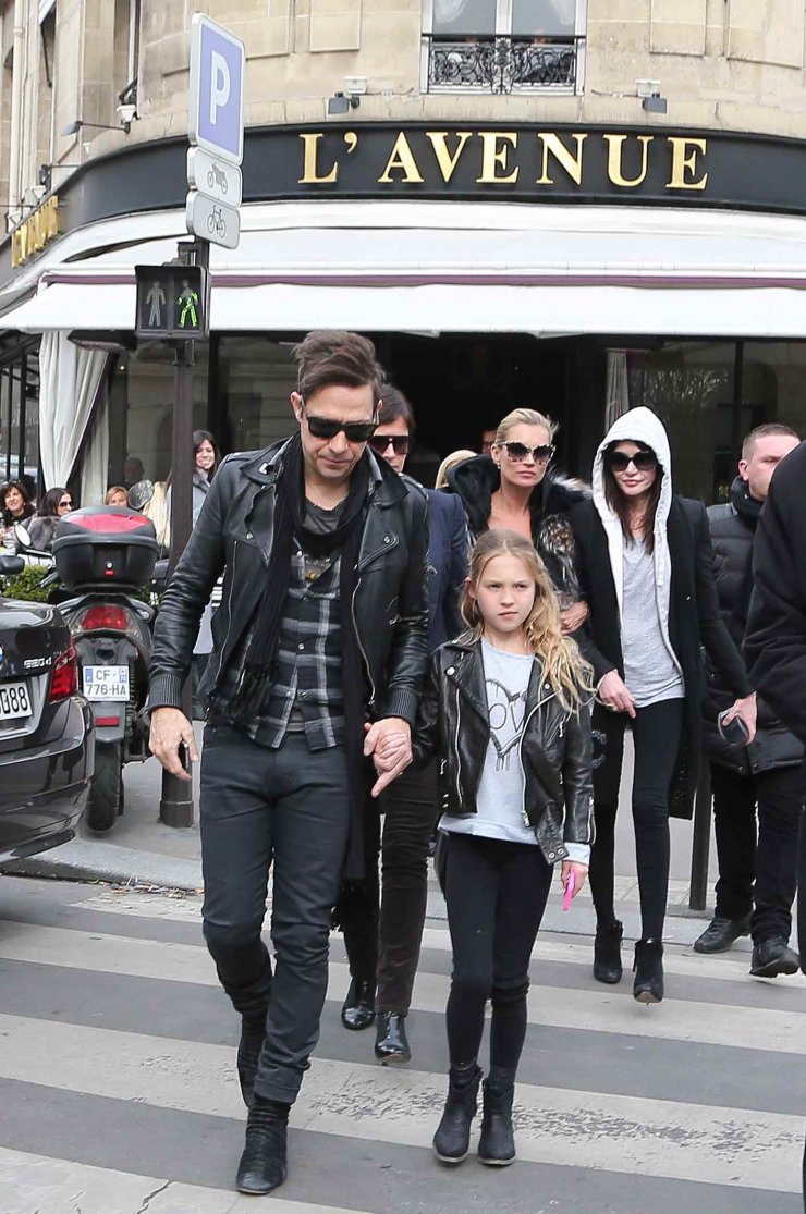 Kate Moss: Με την κόρη της και το σύζυγό της στο Παρίσι