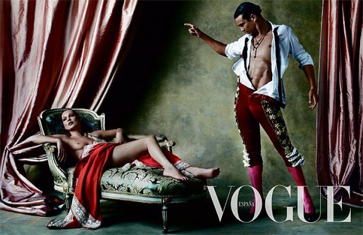 Η Κate Moss φωτογραφίζεται topless για την ισπάνική Vogue