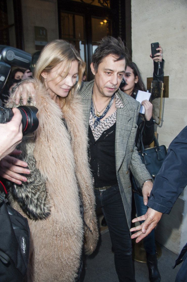 Kate Moss: Ο έρωτάς της καλά κρατεί [φωτογραφίες]