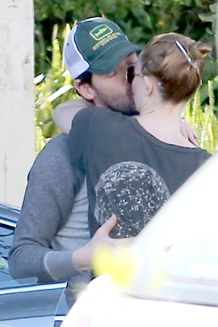 Καυτά φιλιά από διάσημη ηθοποιό με τον σύζυγό της [εικόνες]